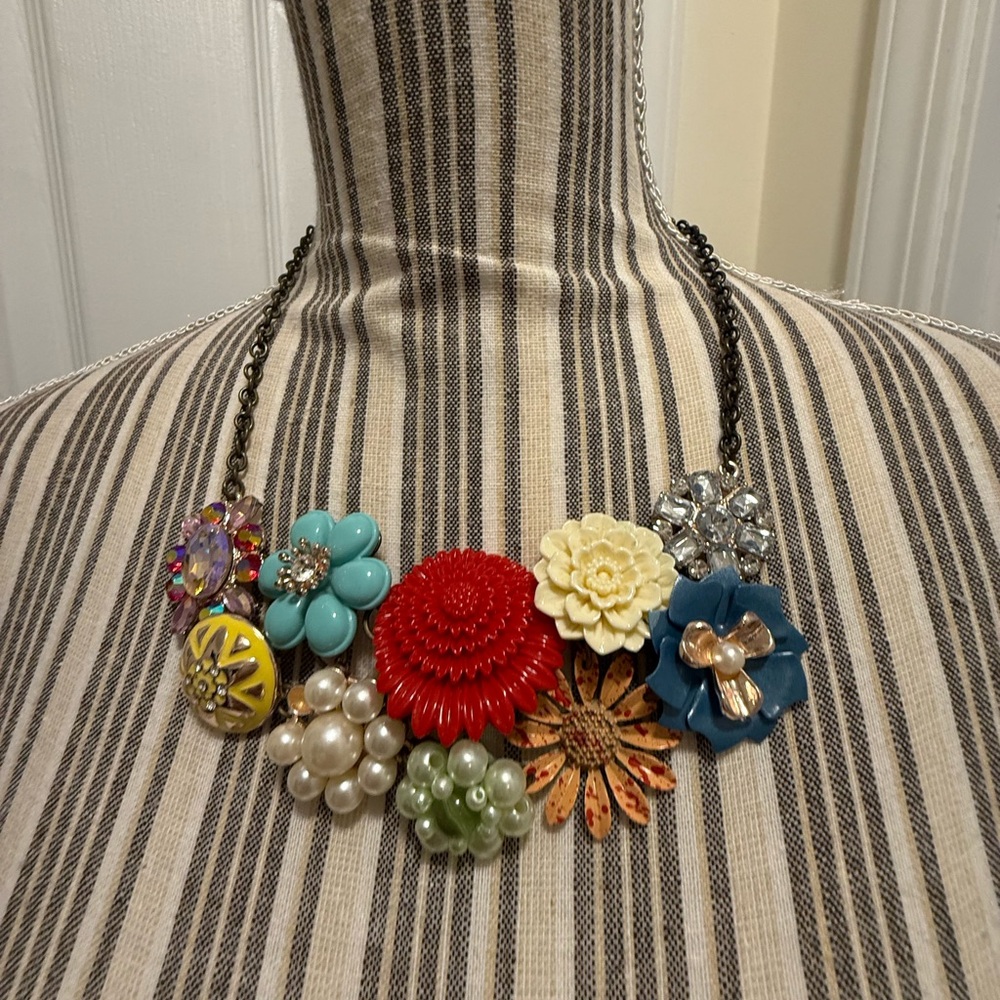 Plunder Floral Multicolor Statement Necklace Chun… - image 1